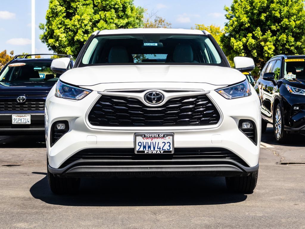 Used 2022 Toyota Highlander LE FWD image 2