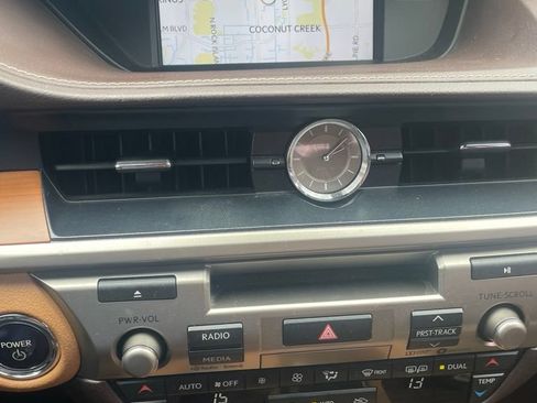 Used 2017 Lexus ES 300h w/ Luxury Package FWD image 6