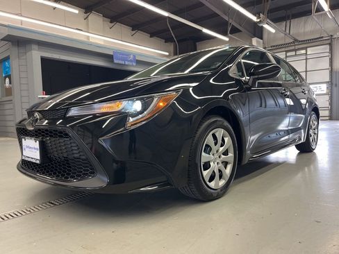 Used 2022 Toyota Corolla LE image 3