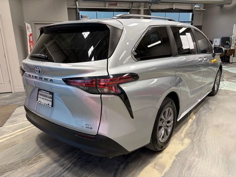 Used 2022 Toyota Sienna XLE image 34