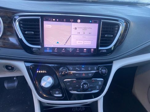 Used 2022 Chrysler Pacifica Limited w/ Uconnect Theater Family Group image 11