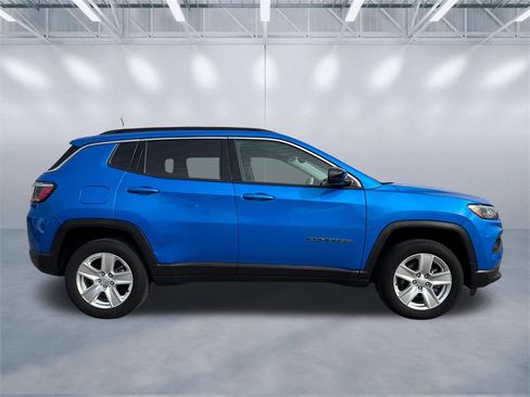 Used 2022 Jeep Compass Latitude image 3