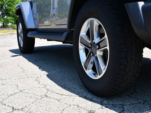 Used 2019 Jeep Wrangler Unlimited Sahara AWD/4WD image 11