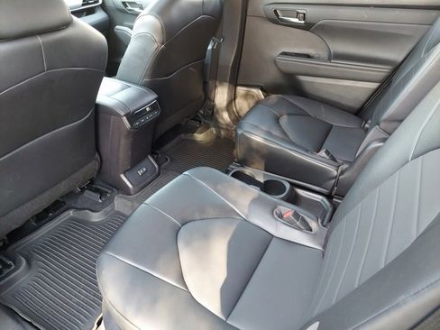 Used 2022 Toyota Highlander XLE image 38