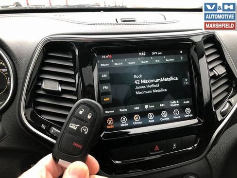 Used 2022 Jeep Cherokee Limited AWD/4WD image 3