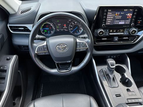 Used 2020 Toyota Highlander XLE AWD/4WD image 16