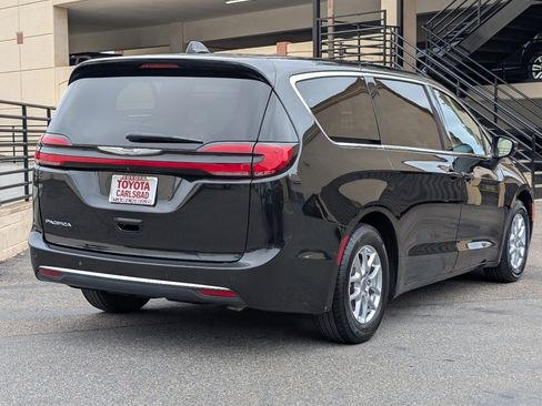 Used 2023 Chrysler Pacifica Touring-L FWD image 14