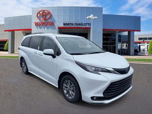 Used 2025 Toyota Sienna XLE image 3
