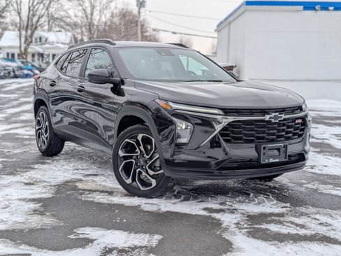 Used 2025 Chevrolet Trax RS w/ Sunroof Package image 1