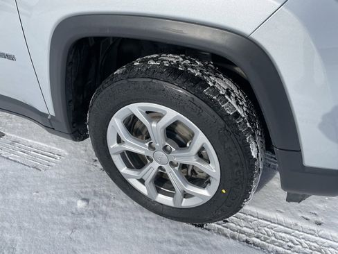 Used 2024 Jeep Compass Latitude image 3