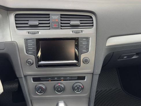 Used 2015 Volkswagen Golf S image 15