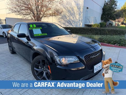 Used 2023 Chrysler 300 Touring w/ Sport Appearance Package image 3