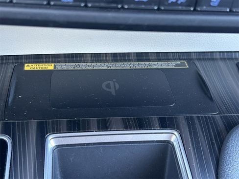 Used 2022 Toyota Sienna Limited image 38