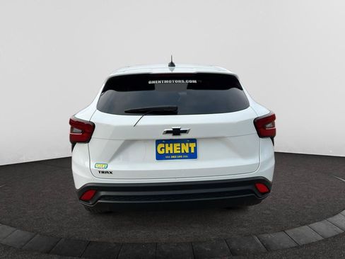 Used 2024 Chevrolet Trax LS w/ LS Convenience Package FWD image 7