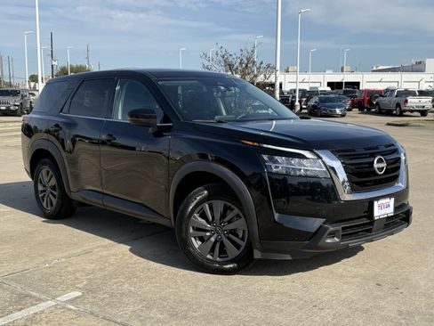 Used 2022 Nissan Pathfinder S image 2