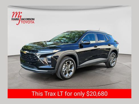 Used 2025 Chevrolet Trax LT FWD image 1