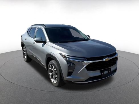 Used 2025 Chevrolet Trax LT w/ LT Convenience Package image 3