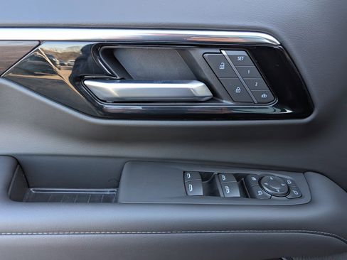 Used 2025 Chevrolet Suburban Z71 w/ Comfort Package image 16