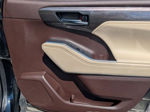 Used 2021 Toyota Highlander Limited image 38