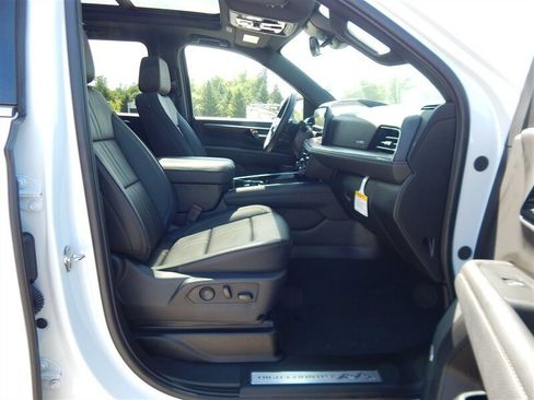 Used 2026 Chevrolet Suburban High Country AWD/4WD image 17