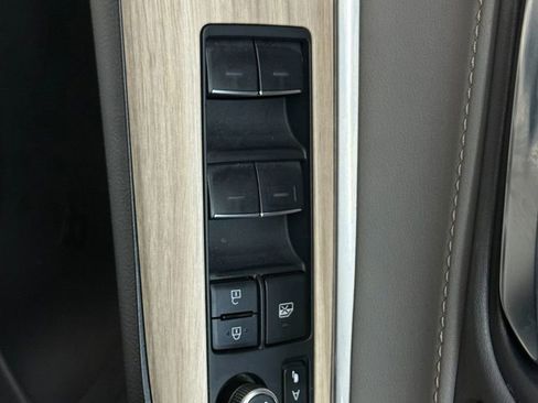 Used 2022 Toyota Venza XLE image 24