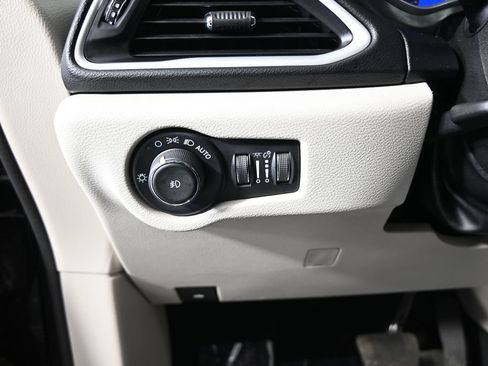 Used 2024 Chrysler Pacifica Touring-L FWD image 25