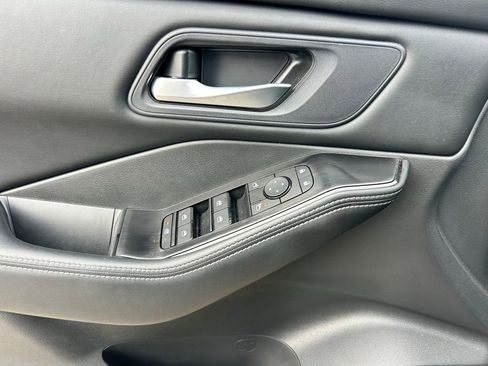 Used 2024 Nissan Rogue SV image 9