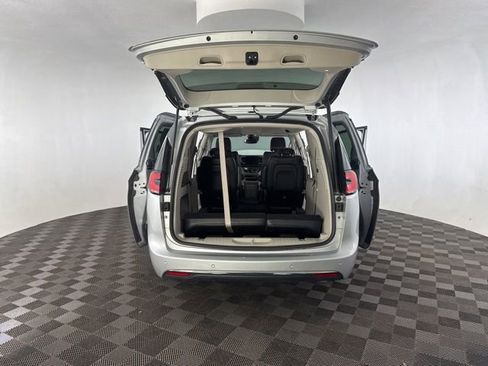 Used 2024 Chrysler Pacifica Touring-L image 15