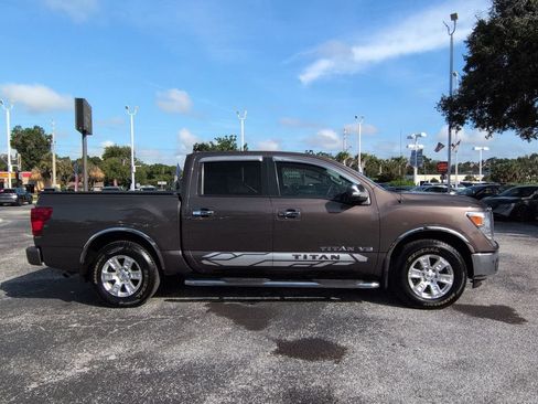 Used 2018 Nissan Titan SV w/ SV Convenience Package RWD image 3
