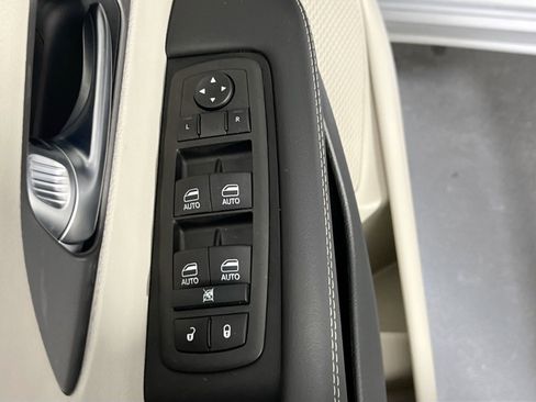 Used 2023 Chrysler Pacifica Touring-L w/ Uconnect Theater Family Group image 18