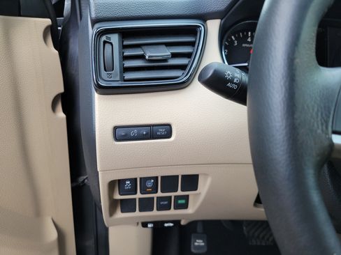 Used 2017 Nissan Rogue SV FWD image 20