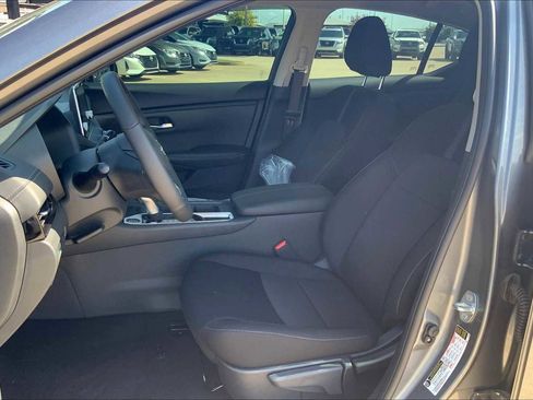 Certified 2025 Nissan Sentra SV image 9