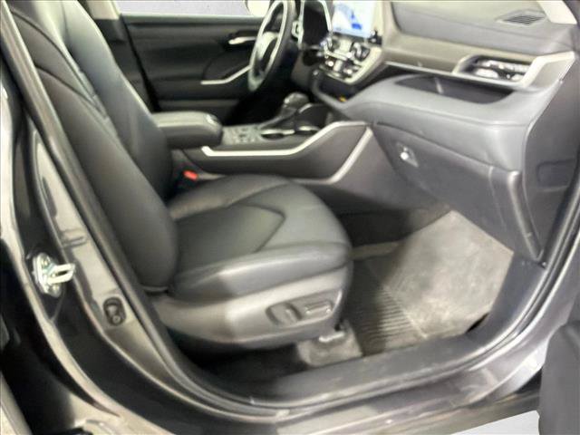 Used 2025 Toyota Highlander XLE AWD/4WD image 14