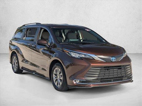 Used 2021 Toyota Sienna XLE image 3