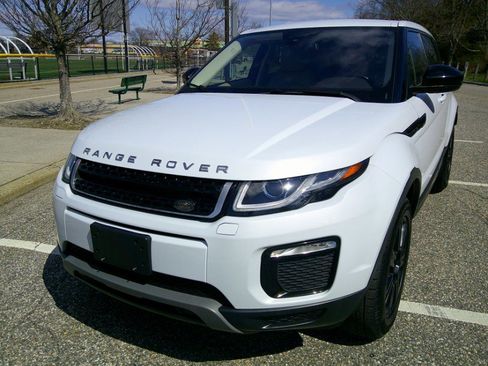 Used 2018 Land Rover Range Rover Evoque SE Premium image 25