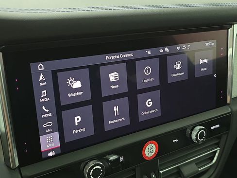 Certified 2025 Porsche Macan AWD/4WD image 17
