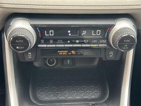 Used 2022 Toyota RAV4 XLE Premium image 32