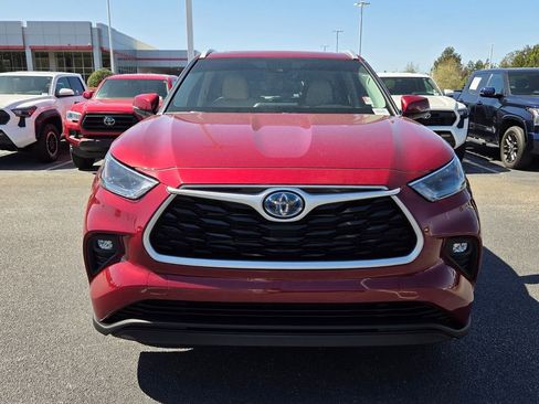 Used 2023 Toyota Highlander XLE image 2