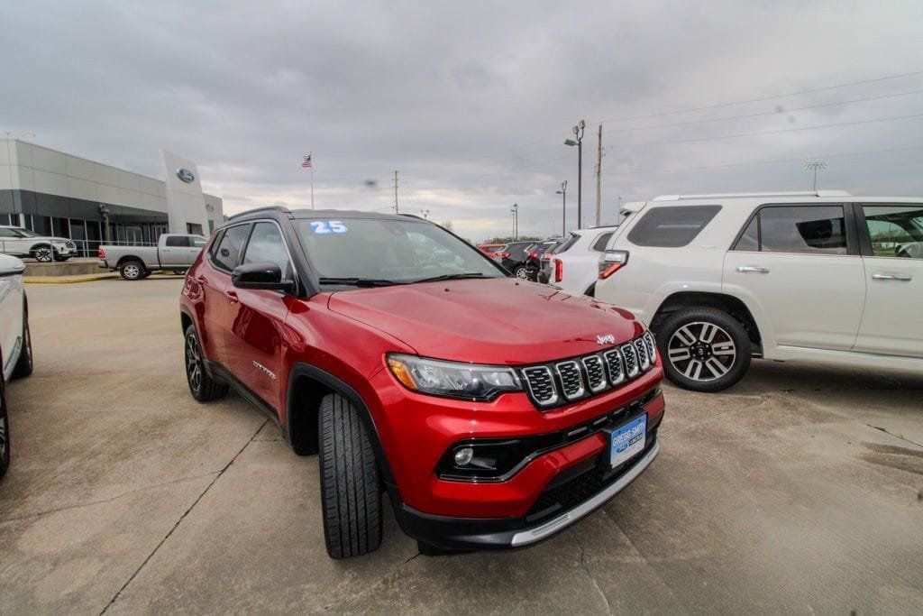 Used 2025 Jeep Compass Limited AWD/4WD image 2