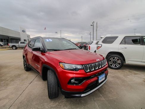 Used 2025 Jeep Compass Limited AWD/4WD image 2