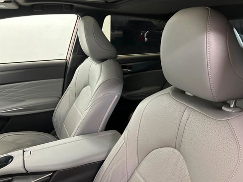 Used 2020 Toyota Avalon Limited image 17