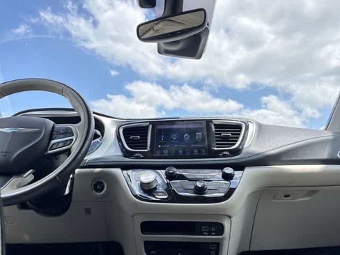 Used 2020 Chrysler Pacifica Limited w/ Advanced Safetytec Group FWD image 28
