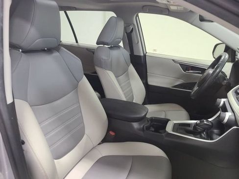 Used 2019 Toyota RAV4 XLE Premium FWD image 13