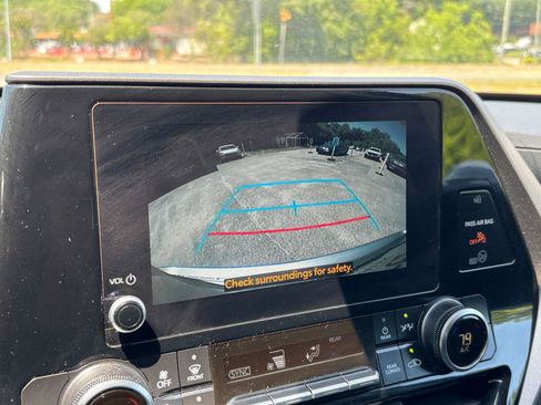 Used 2025 Toyota Highlander LE FWD image 17