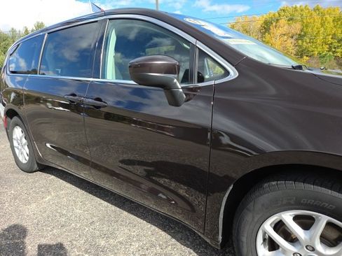 Used 2017 Chrysler Pacifica LX image 24