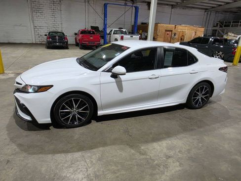 Used 2021 Toyota Camry SE FWD image 3