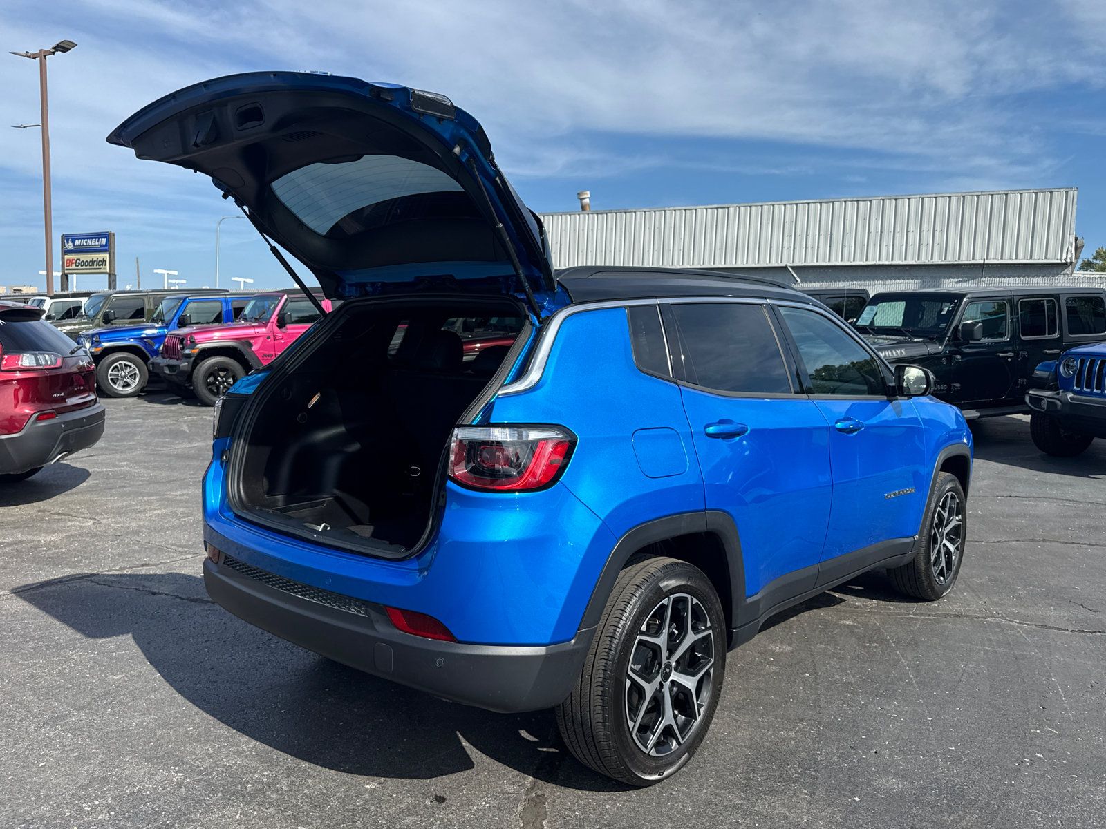Used 2025 Jeep Compass Limited AWD/4WD image 17