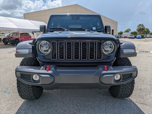 Used 2025 Jeep Wrangler Unlimited Rubicon w/ Convenience Group AWD/4WD image 3