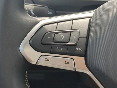 Used 2024 Volkswagen Tiguan SE image 30