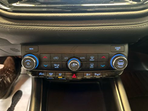 Used 2022 Dodge Durango SXT w/ Anodized Platinum Package AWD/4WD image 18